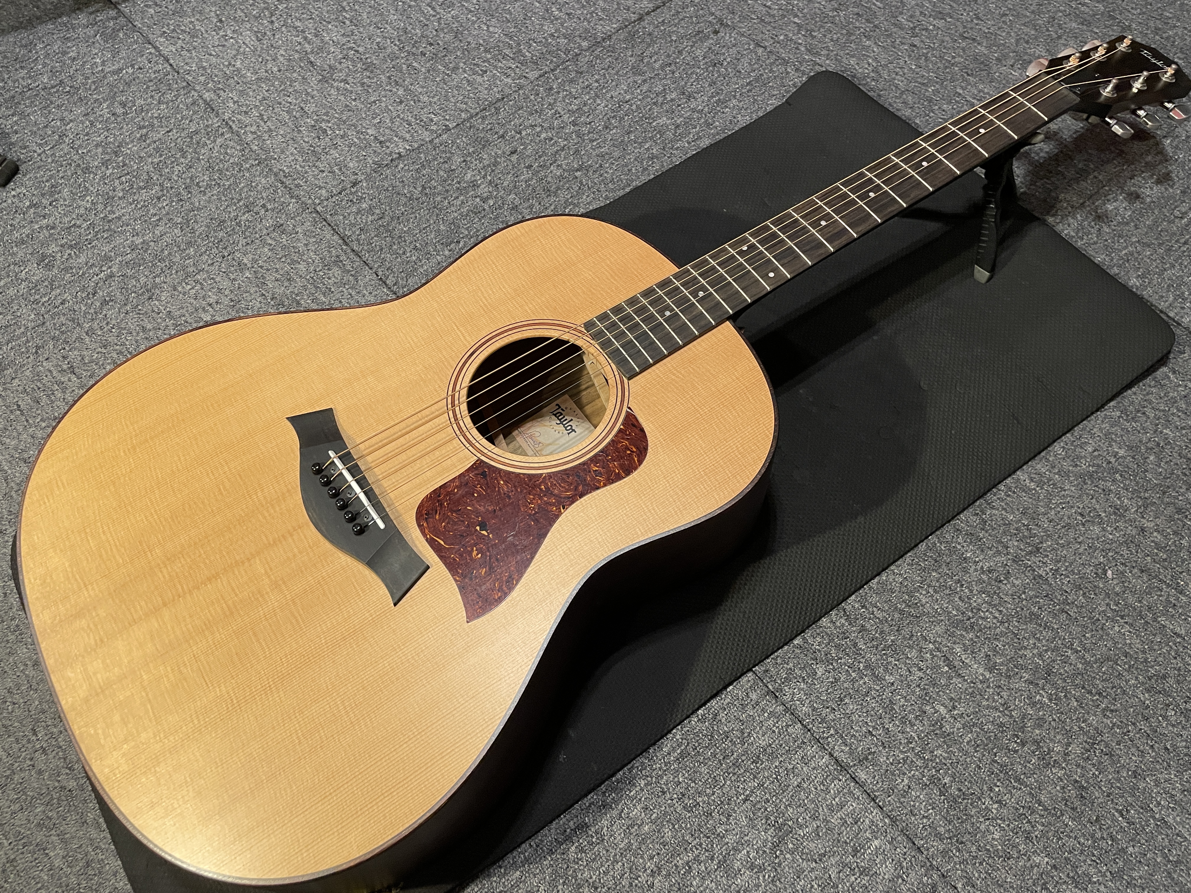 Taylor　エレクトリック・アコースティックギター　AD17e